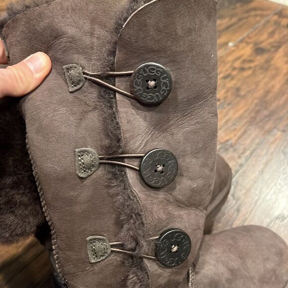 Uggs Bailey Button Triple Boot brown in GUC size 7 - Picture 5 of 9